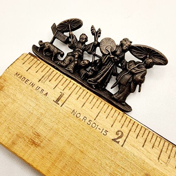 Vintage Chinoiserie Figural Brooch Family Scene “To Tonkin” Pot Metal 1940s-50s - Picture 6 of 7